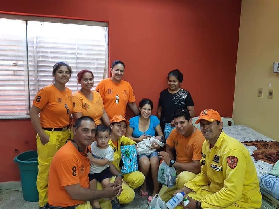 Los voluntarios visitaron a la madre y su pequeño y le llevaron regalos. Foto: Emergencias 132