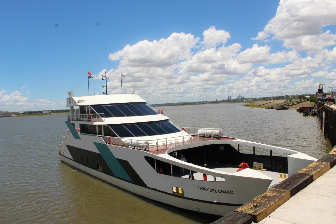El Ferry del Chaco se presenta como una nueva alternativa de transporte entre Villa Hayes y Asunción. Foto: @mopcparaguay
