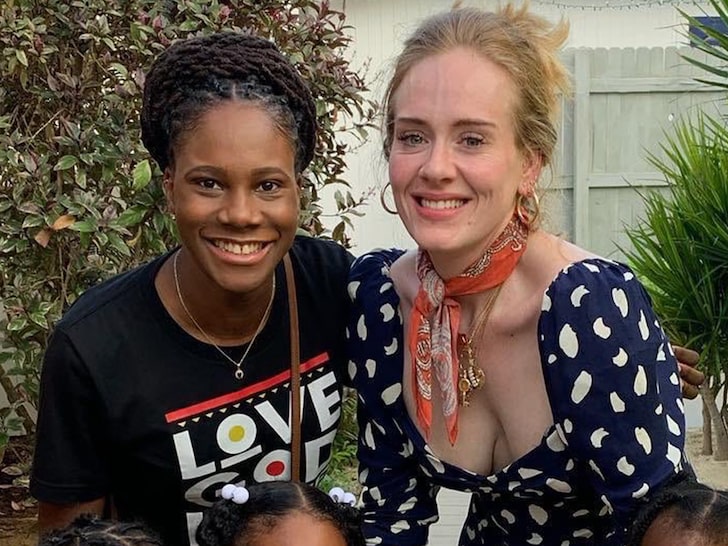 Adele junto a una fan durante sus vacaciones.