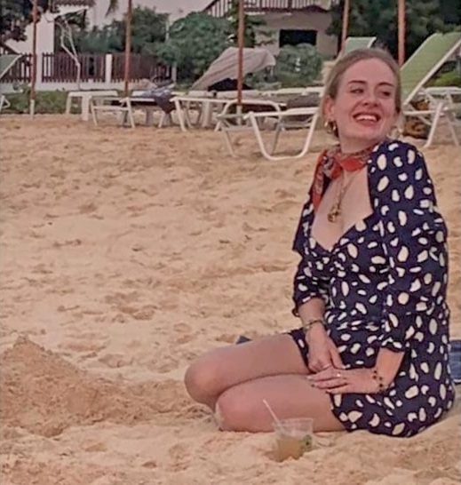 Adele disfrutando de la playa en el Caribe.