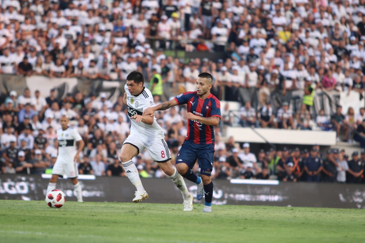 Rodrigo Rojas (Olimpia) y Josué Colmán (Cerro Porteño) disputando una pelota en un duelo bastante parejo e intenso que cerró con la paridad. Foto: @CopaDePrimera