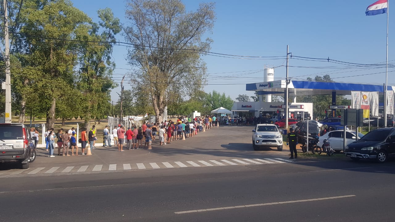 Desde tempranas horas una gran cantidad de gente llegó hasta las distintas estaciones de servicio de Petropar. Foto: Unicanal