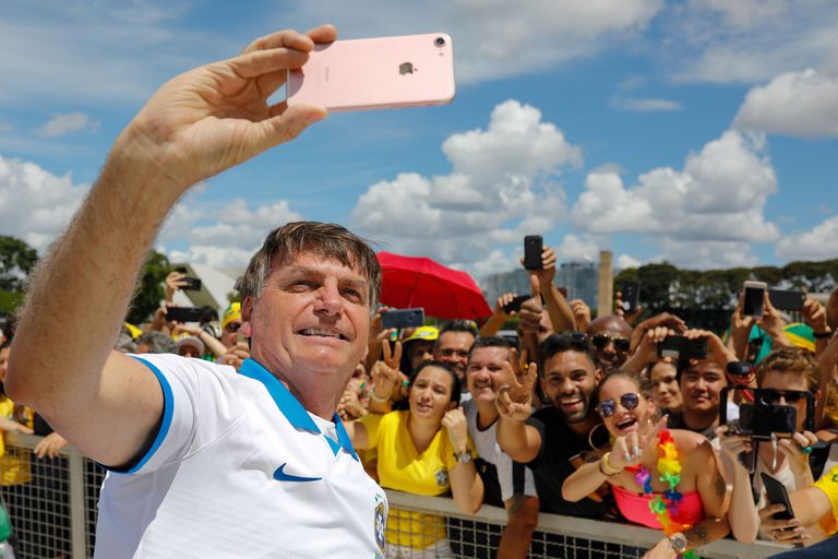 Jair Bolsonaro se tomó una fotografía con sus seguidores el pasado 15 de marzo. Foto: AFP