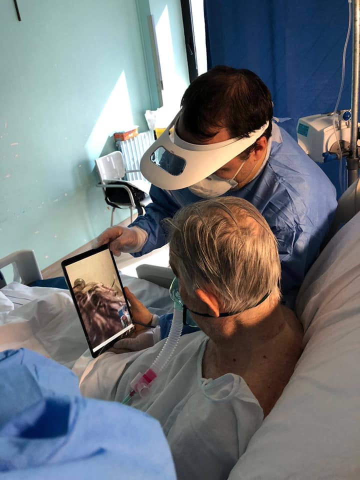 Un médico junto a un paciente con Covid-19 internado en un hospital se conecta por videollamada con sus familiares. Foto: Facebook Lorenzo Musotto