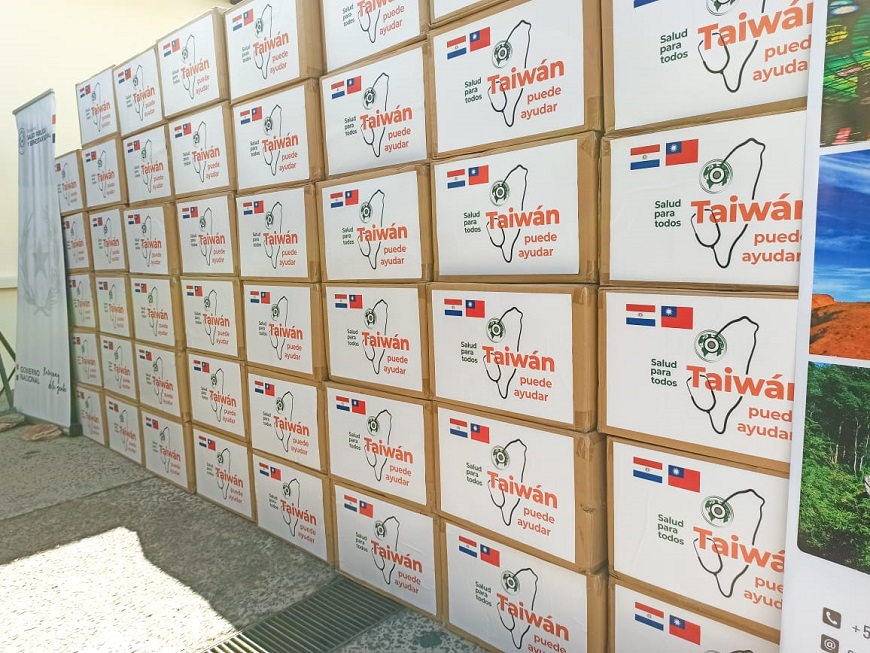 La donación de China Taiwán al Paraguay consiste en un millón de tapabocas y cien mil gorros quirúrgicos desechables. Foto: Ministerio de Salud
