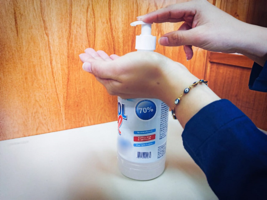 Una correcta utilización del alcohol en gel, sería aplicarse luego de lavar las manos con agua y jabón. Foto: Ministerio de Salud