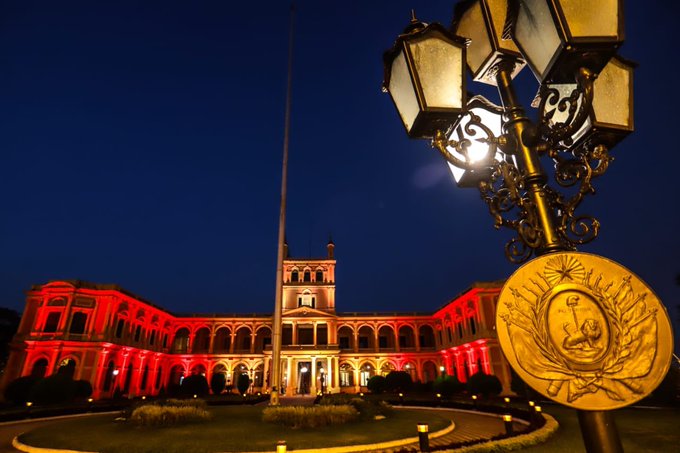 El Palacio de López con los colores de España-