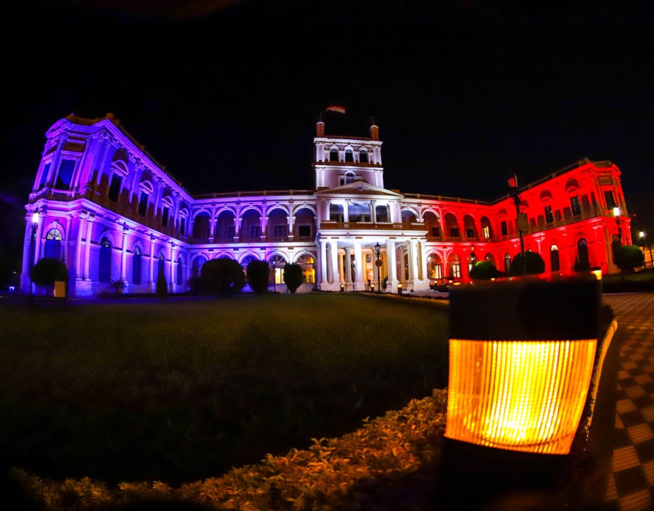 El Palacio de López iluminado con los colores de la bandera francesa. Foto:@PresidenciaPy