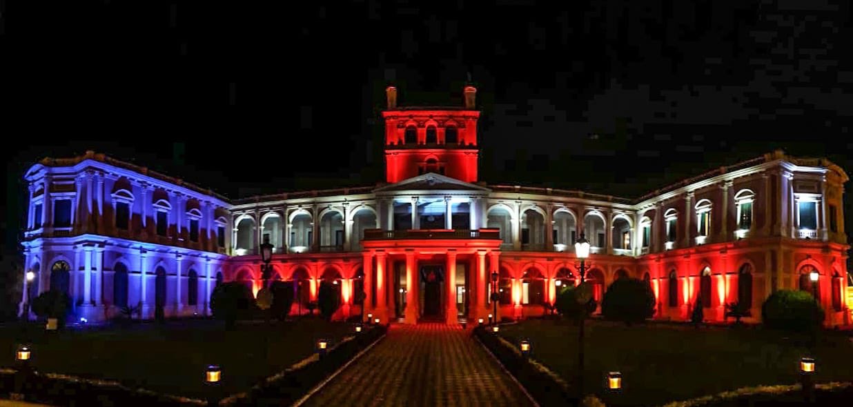 El Palacio de López se iluminó con los colores de la bandera de Estados Unidos, durante la noche del jueves. Foto: @PresidenciaPy