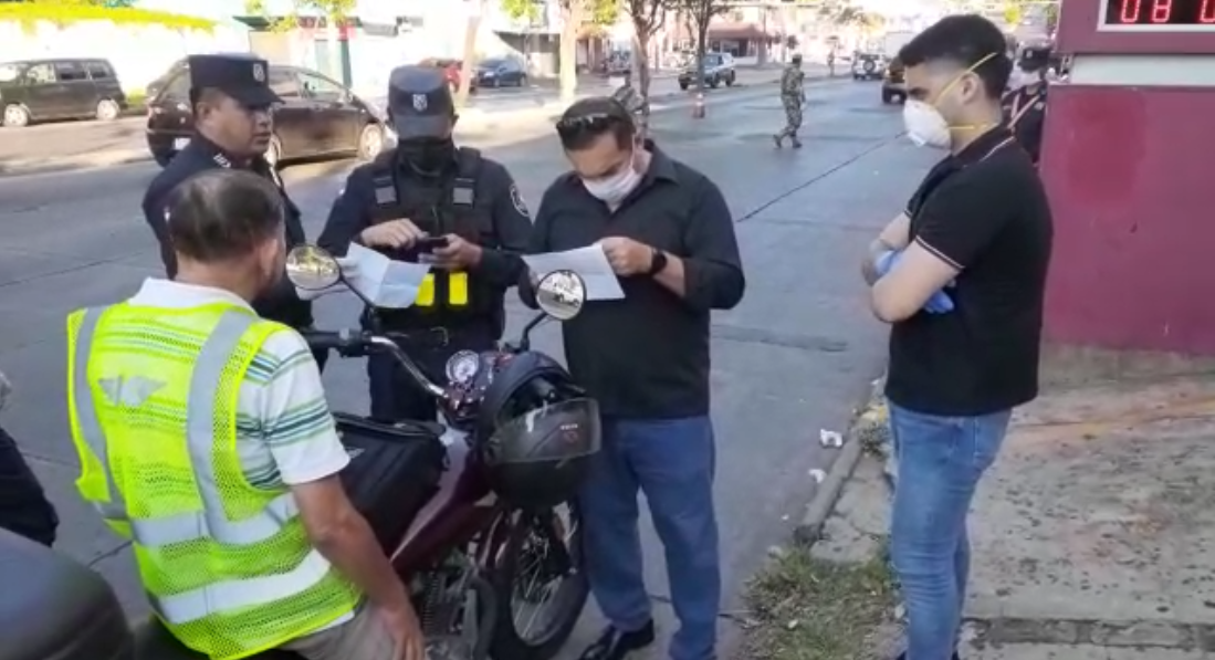 Agentes policiales en acompañamiento del Ministerio Público, realizan control de documentos sobre la avenida Eusebio Ayala y Choferes del Chaco. Foto: Captura de video