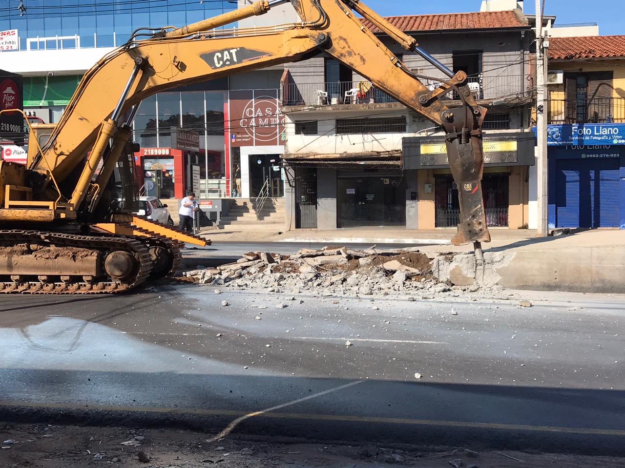 Las paradas de buses y el paseo central construidos pero no terminados del Metrobús son demolidos por el MOPC. Foto: @mopcparaguay
