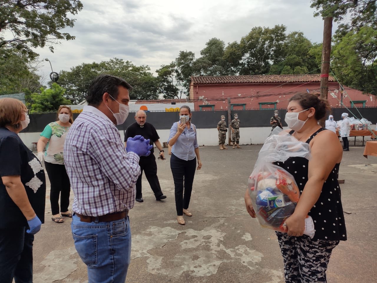 El ministro de Educación, Eduardo Petta, durante la entrega de kits de alimentos. Foto: @MECpy