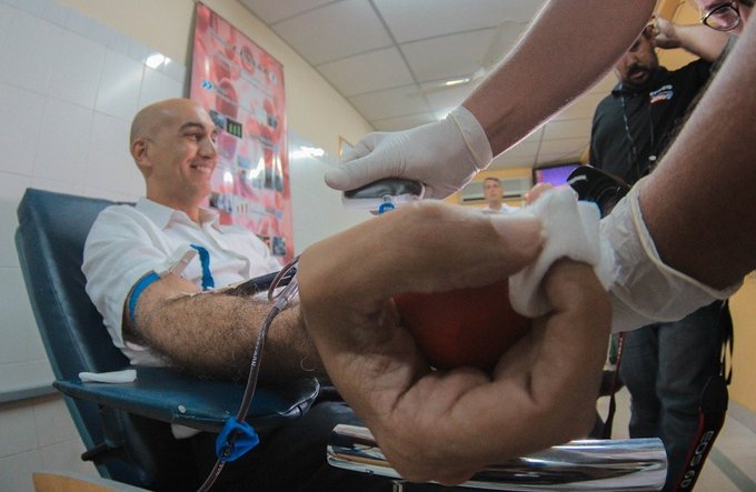El ministro de Salud, Julio Mazzoleni, donando sangre. Foto: @msaludpy