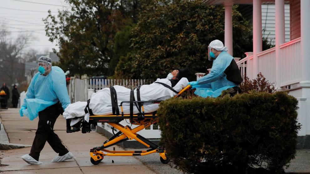 Una paciente con coronavirus es sacada de su domicilio en Boston por los paramédicos. Foto: Reuters