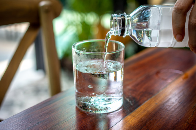 Recordá que debés beber por lo menos 2 a 3 litros de agua al día. Foto referencial.
