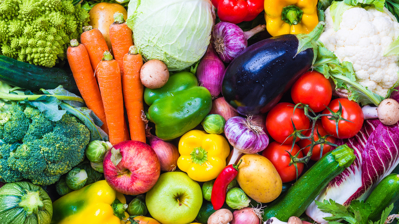 Una de las recomendaciones de la nutricionista es elegir los alimentos teniendo en cuenta el olor, la textura y el color. Foto: diariomedico.com