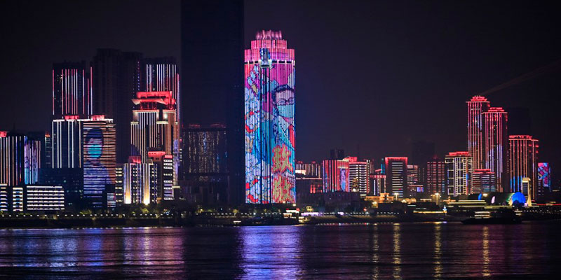 Con un espectáculo de luces, Wuhan celebró el fin de la cuarentena. Foto: Héctor Retamal / AFP