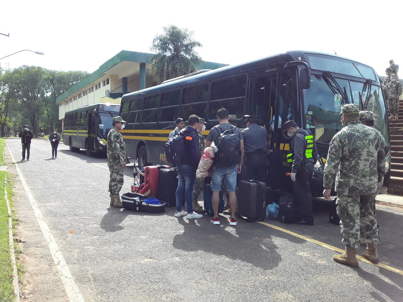 Los compatriotas fueron llevados hasta sus domicilios en buses de la Patrulla Caminera. Foto: Gentileza