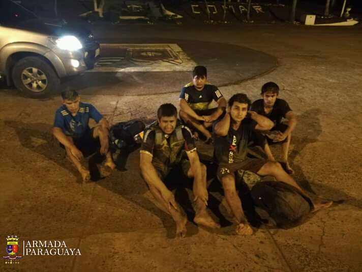 Los detenidos intentaron cruzar nadando el río Paraná, por lo que fueron detenidos. Foto: Armada Paraguaya