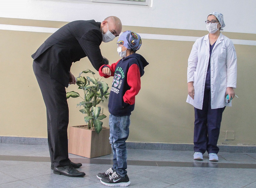 El ministro Julio Mazzoleni visitó al niño esta mañana durante su alta médica. Foto: Ministerio de Salud