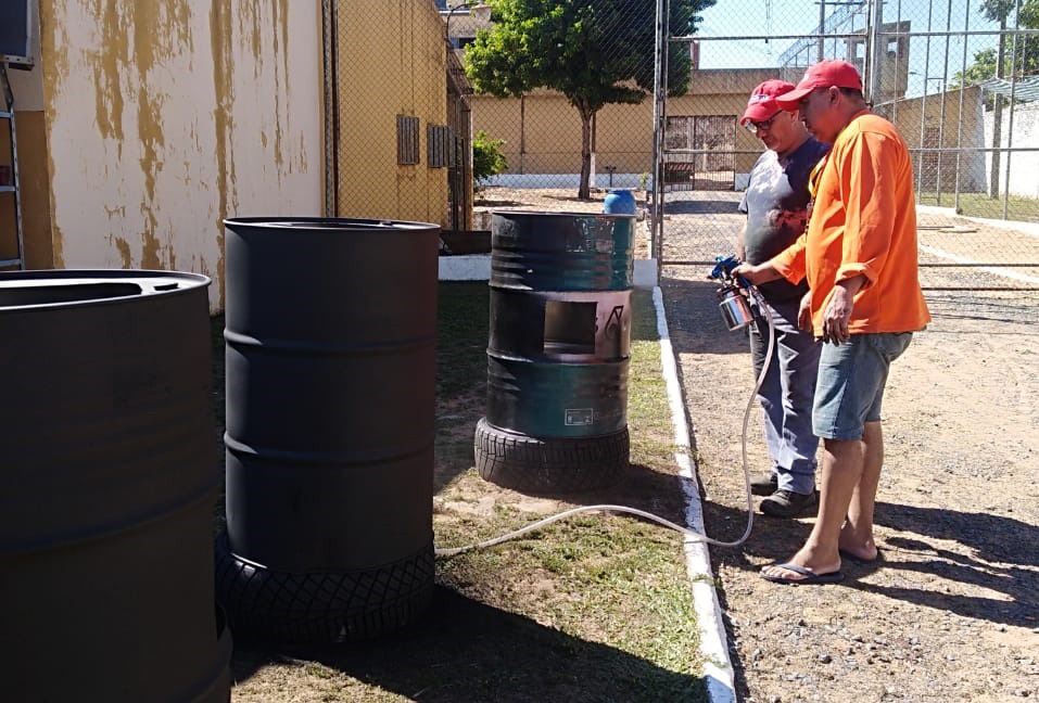 Los internos utilizan tambores donados para elaborar los lavamanos. Foto: M. Justicia