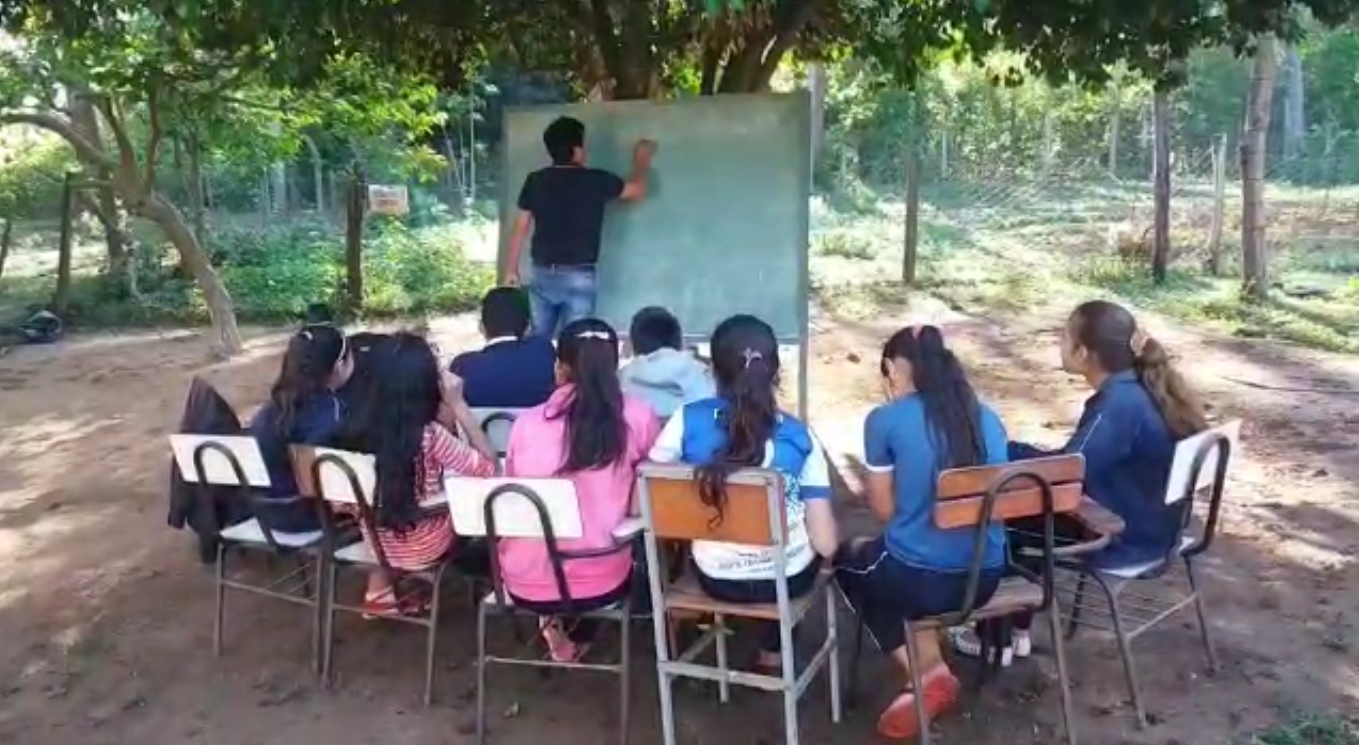 En varias escuelas, especialmente del interior del país, las clases eran desarrolladas bajo los árboles.