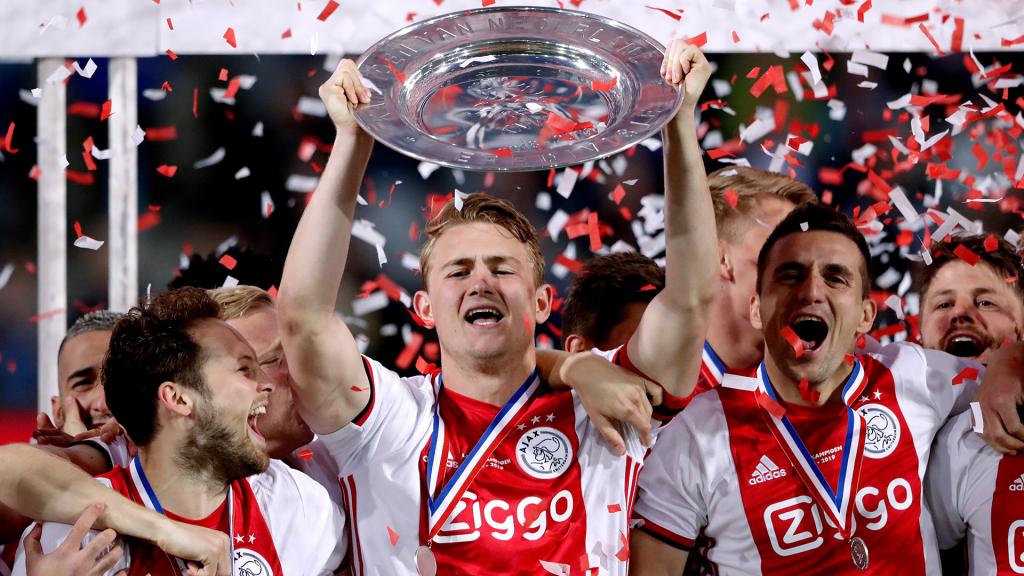 El Ajax fue el último campeón y actual líder de la tabla de posiciones. Foto: @KNVB