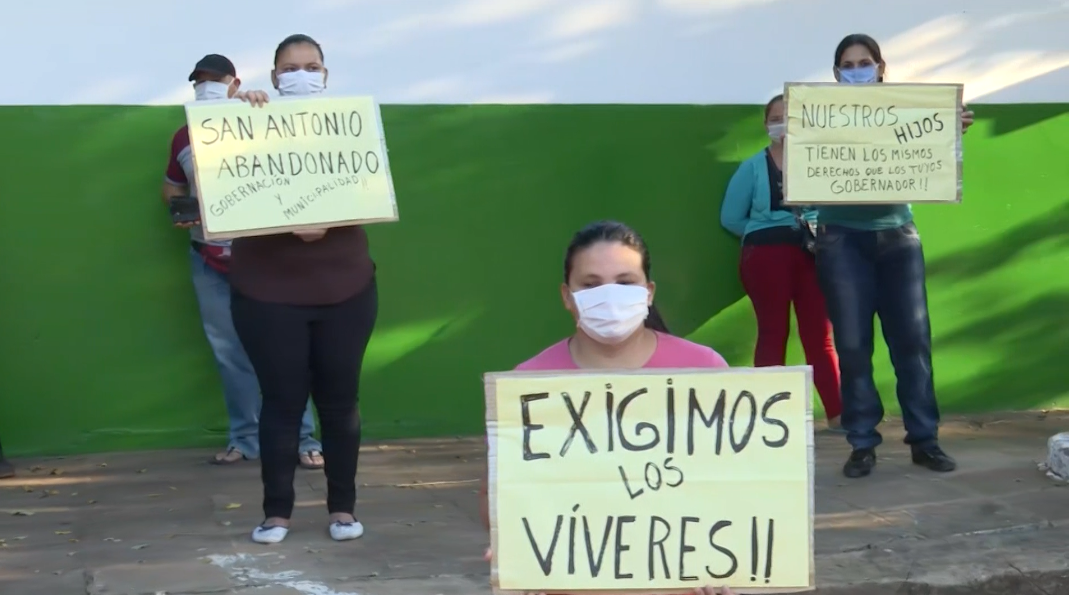 Un grupo de padres de familia se manifestó frente a una institución educativa de San Antonio exigiendo víveres.