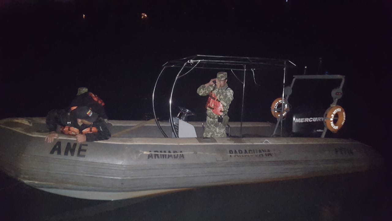 Personal de la Armada Paraguaya sigue en la búsqueda de los desaparecidos en aguas del río Paraná. Foto: Gentileza
