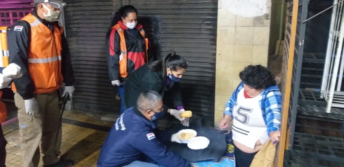 Los funcionarios de la SEN recorrieron varios puntos del Área Metropolitana, entregando comida, frazada y colchones. Foto: @senparaguay