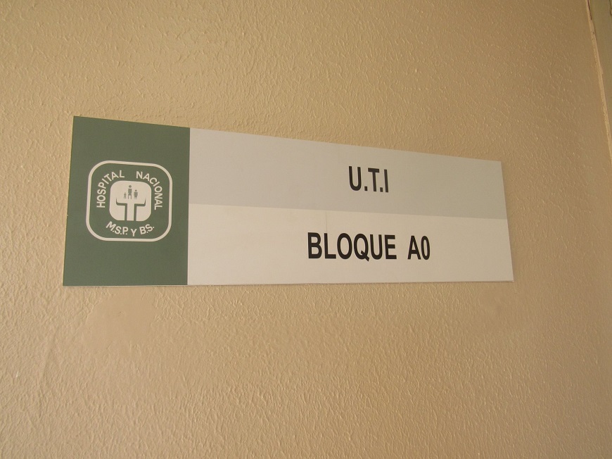 Cartel de entrada al nuevo bloque A0 de terapia intensiva en el Hospital Nacional.