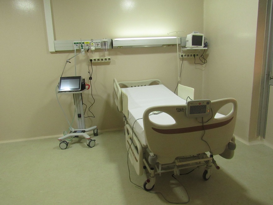 Cama hospitalaria en sala de terapia intensiva del nuevo bloque A0 del Hospital Nacional.