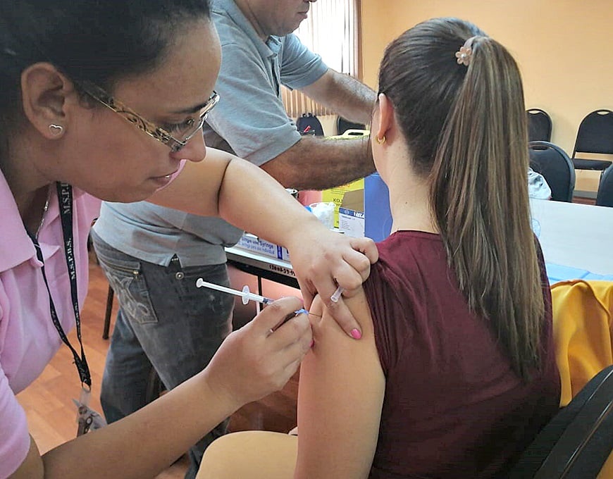 Entre el 22 y 25 de mayo se espera que lleguen mas dosis de la vacuna. Foto: M. Salud