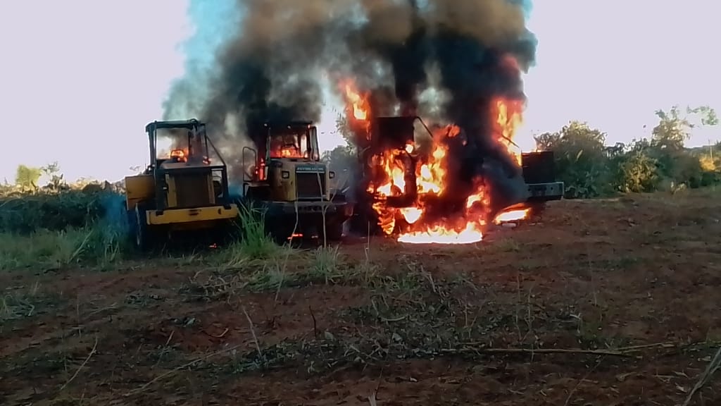Unos cuatro tractores fueron incinerados por el grupo armado. Foto: Gentileza