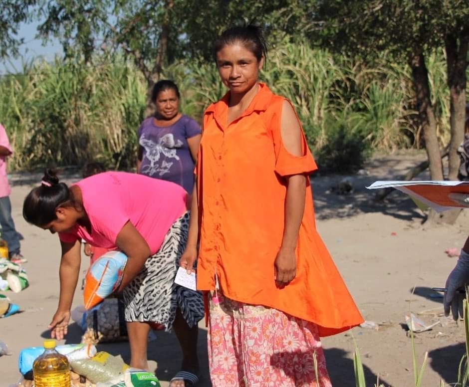 Mujeres de comunidad indígena recibiendo víveres.