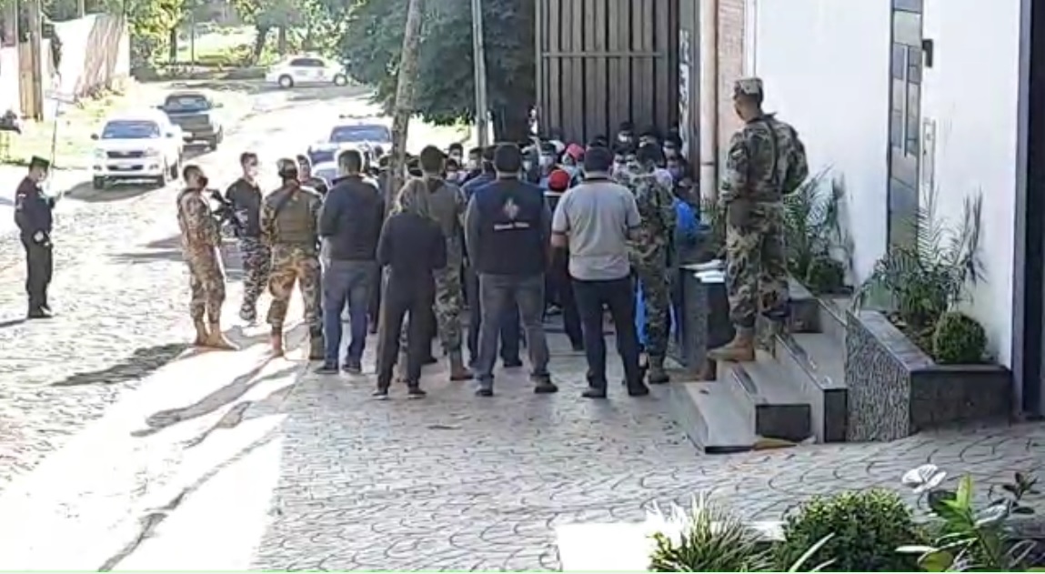 Los policías custodiaban el albergue en el polideportivo de la UPE.