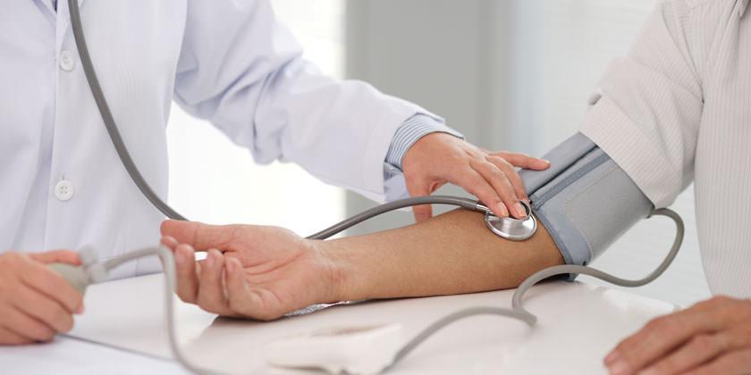 Las consultas periódicas y el control de la presión arterial a diario es una buena forma de evitar llegar a la hipertensión arterial. Imagen ilustrativa