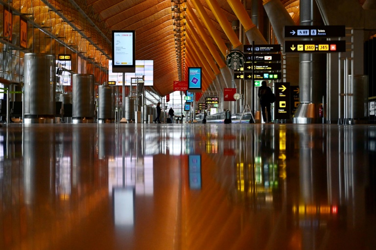 Aeropuerto de Madrid-Barajas Adolfo Suárez prácticamente vacío. Foto: AFP / Gabriel Bouys