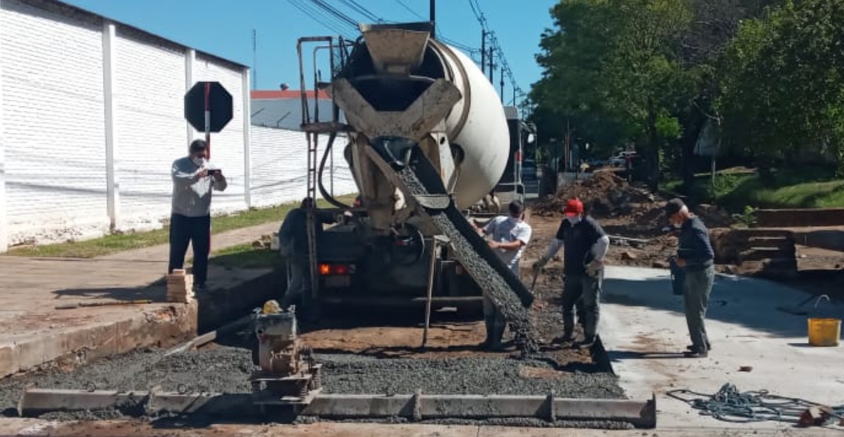 Obreros trabajando en la restauración de una calle de Asunción.