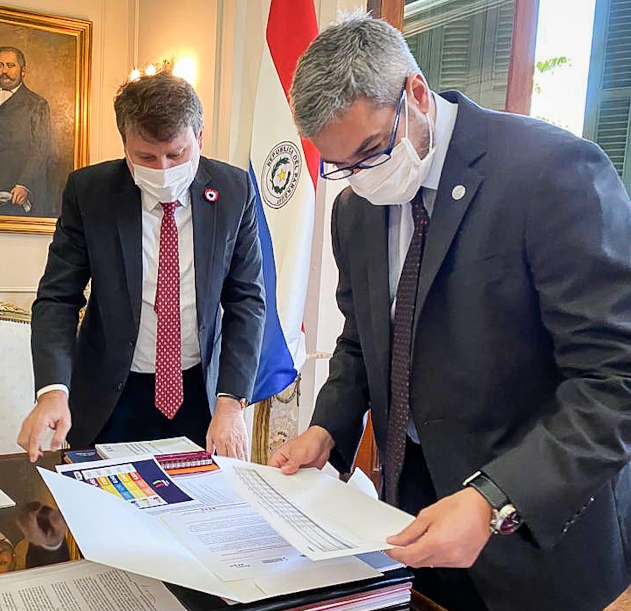 Mario Abdo Benítez (presidente de la República) y Denis Lichi (titular de Petropar). Foto: @MaritoAbdo
