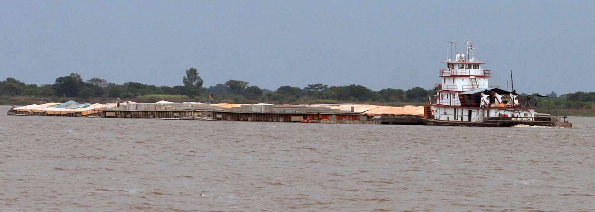 Barco carguero navegando en aguas del Río Paraná.