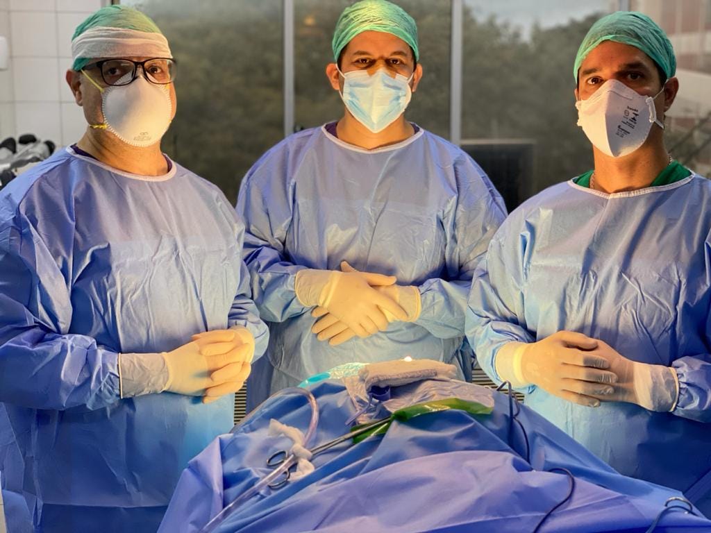 Dr. Oscar Servin y su equipo en la primera cirugía de epilepsia del país