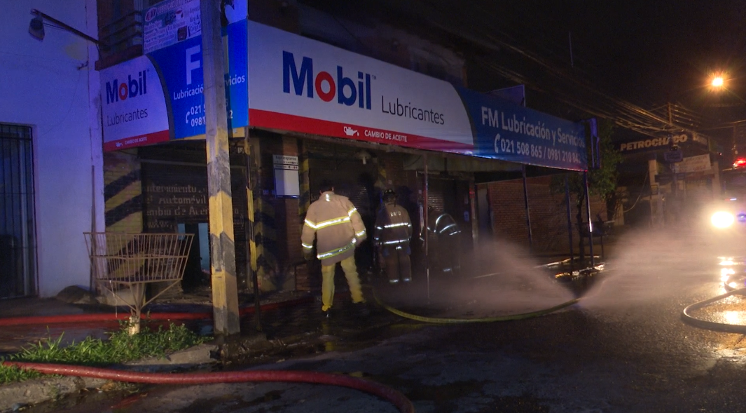 El fuego afectó los tres salones comerciales y parte de la planta alta.