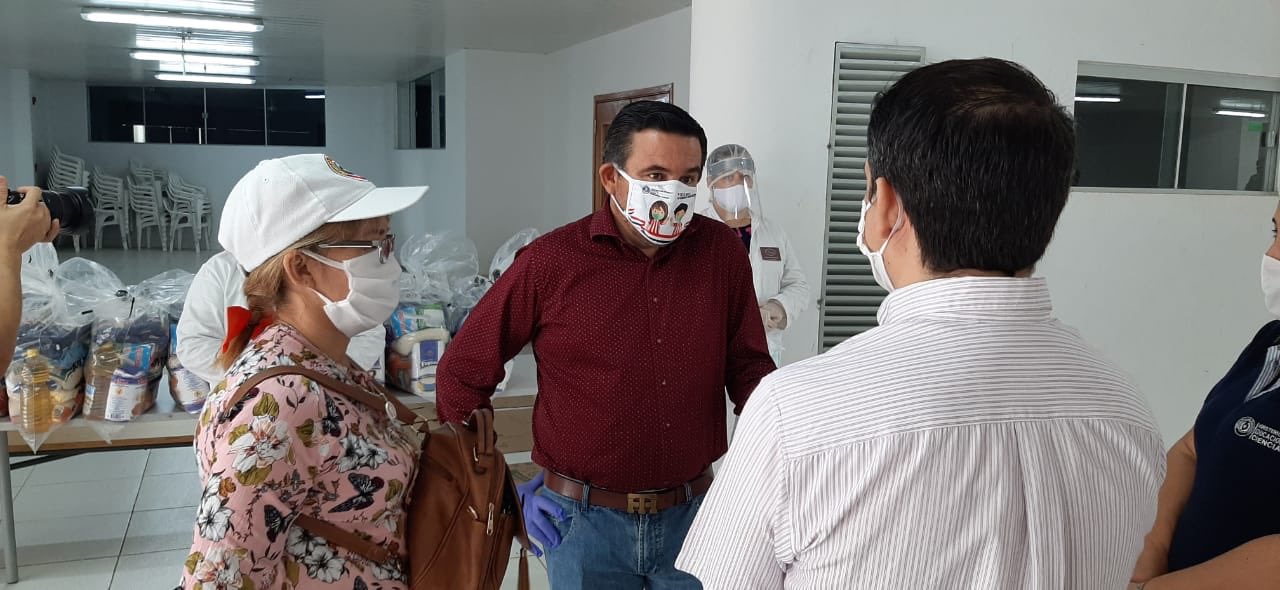 Ministro de Educación, Eduardo Petta, durante la entrega de los kits de alimentos en la Escuela y Colegio Técnico San Francisco. Foto: @MECpy