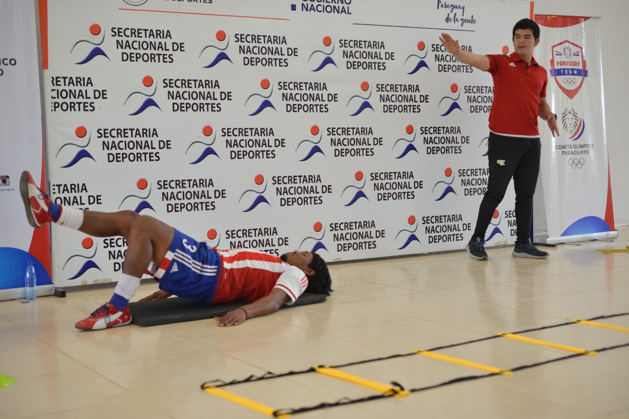 Deportistas de pueblos originarios haciendo actividad física para la transmisión en vivo, en el predio de la Secretaría Nacional de Deportes.