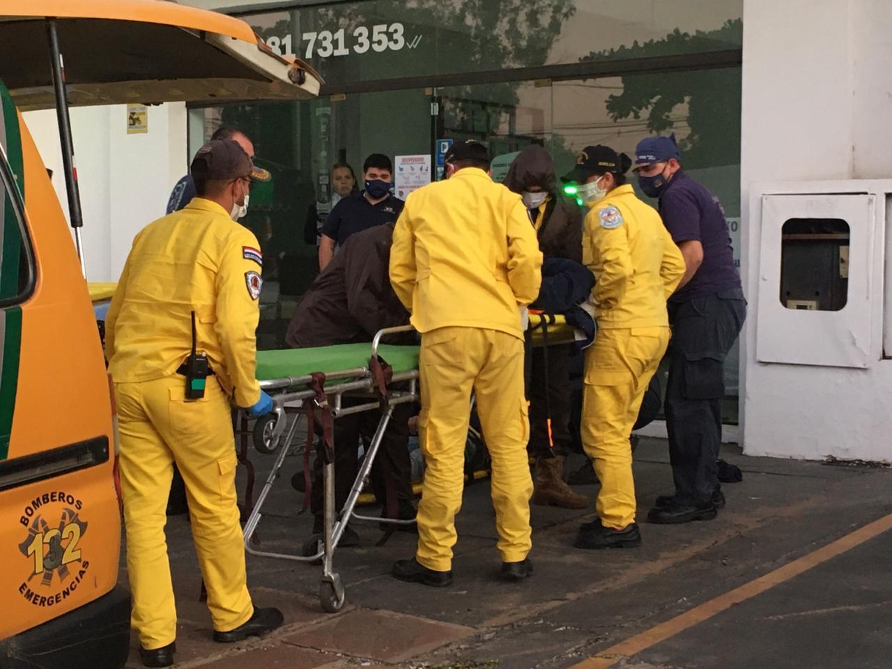 Bomberos voluntarios auxiliaron a los hombres y derivaron a dos de ellos a centros asistenciales. Foto: Gentileza