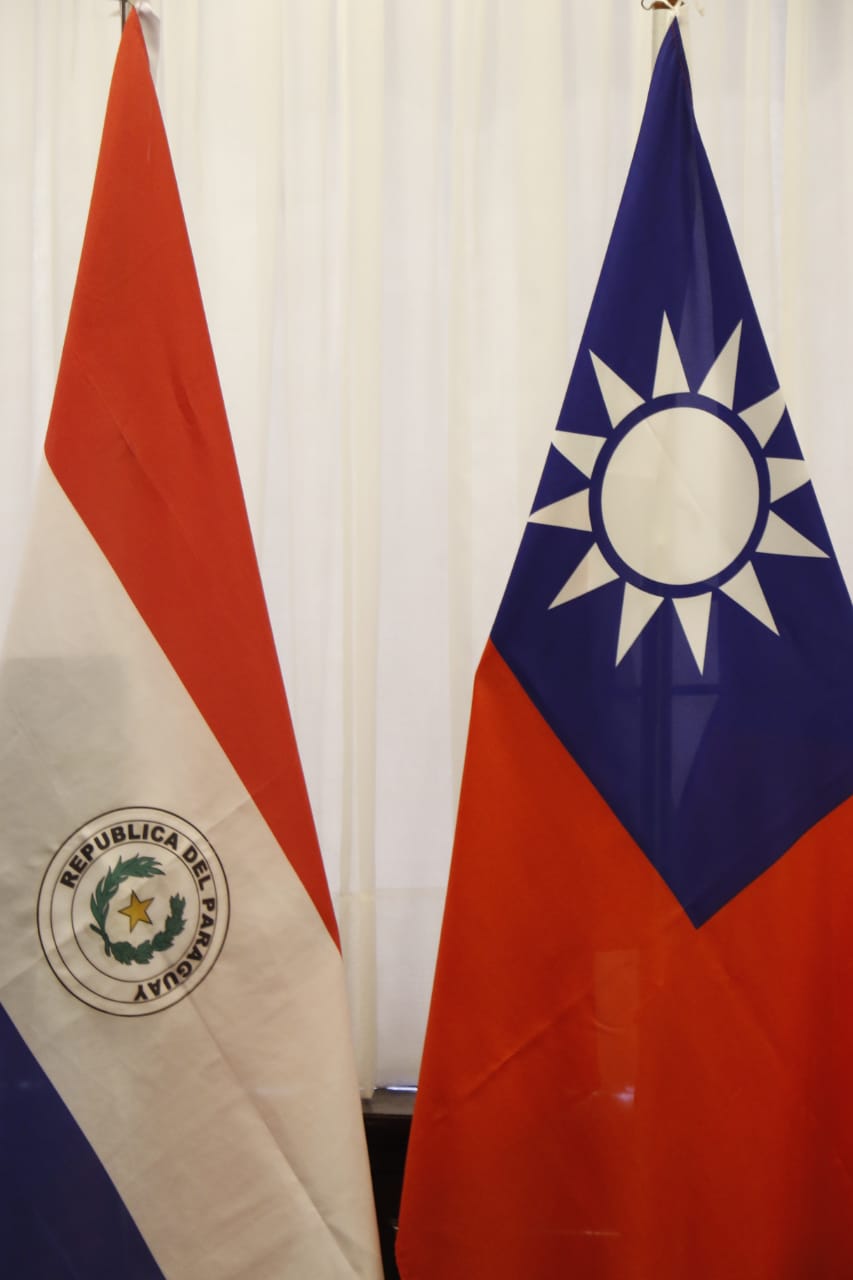 Banderas de Paraguay y República de China Taiwán.