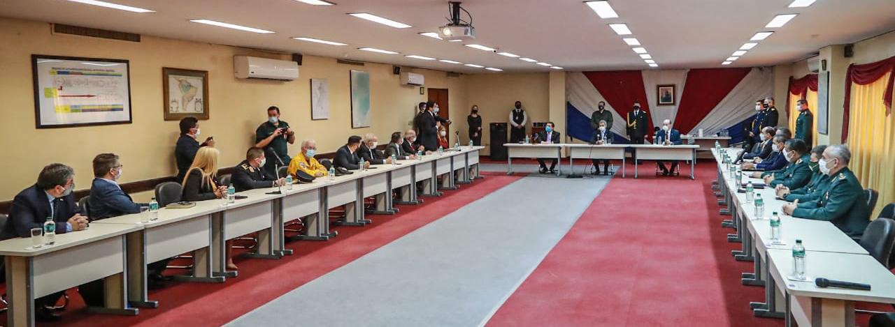 La reunión fue con los presidentes de los tres poderes. Foto: Presidencia