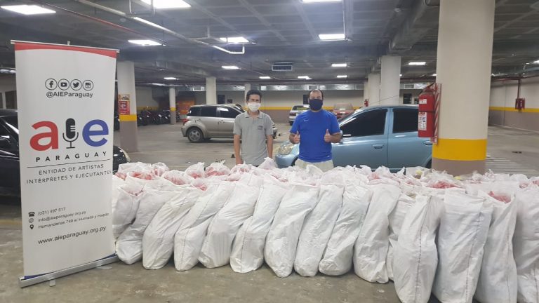 Miembros de la AIE Paraguay recibiendo kits de alimentos entregados por la Entidad.