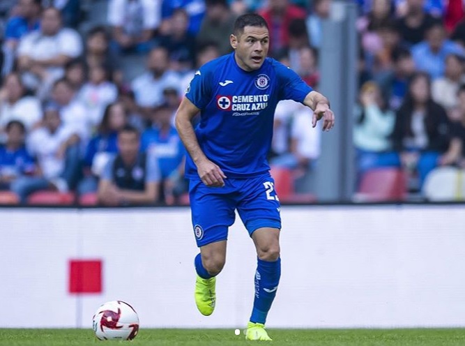 Pablo Aguilar en el Cruz Azul por chutar una pelota